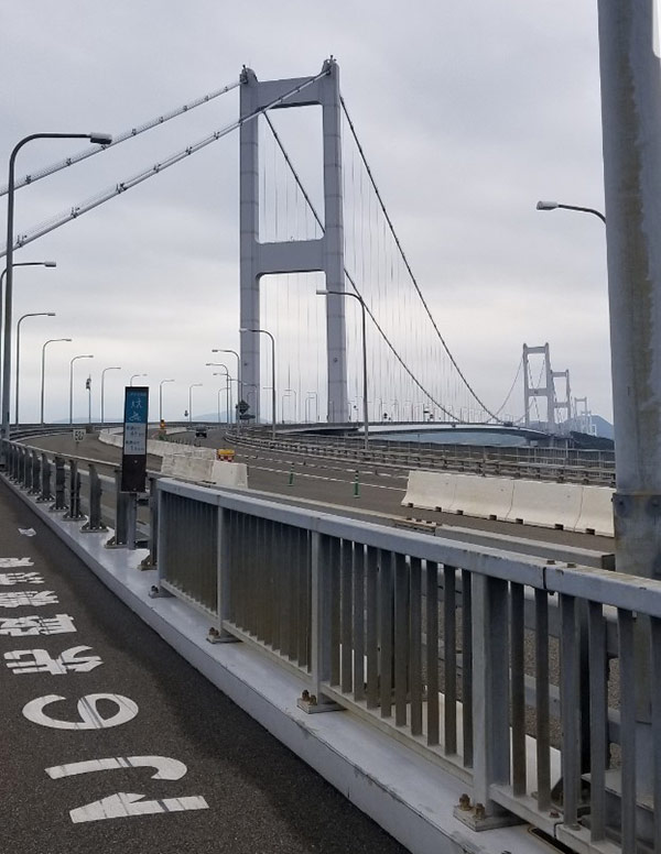 しまなみ海道。サイクリングロードは日本で初めて海峡を横断できる自転車道として有名です。