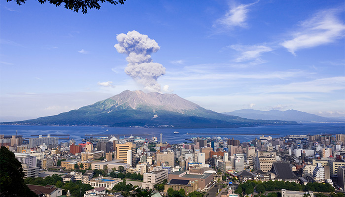 噴煙を上げる桜島と鹿児島市街（イメージ） 