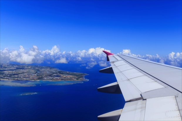 飛行機の窓から見下ろす沖縄。