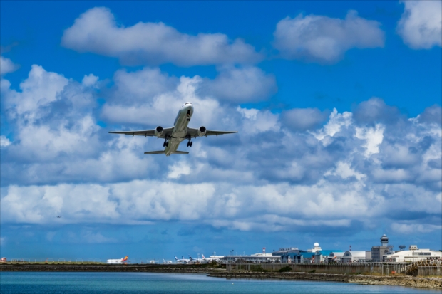 那覇空港の旅客機。南国の空が心地よい。