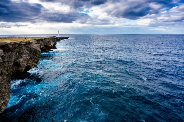 沖縄本島の最西端に位置する絶景ポイントが「残波岬」。