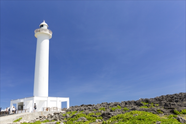 白亜の「残波岬灯台」は、展望台から360度のパノラミックな眺めが楽しめ、展望好きにはたまらないスポット。