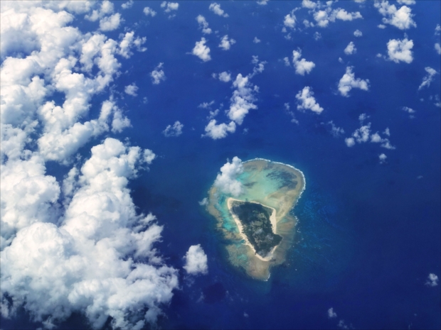 「水納島（みんなじま）」上から見ると三日月型の形をしているので「クロワッサンアイランド」と呼ばれています。