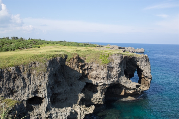 「万座毛」琉球石灰岩でできた断崖絶壁から、東シナ海を一望できる眺望は大迫力。