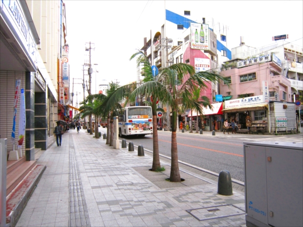 那覇市のメインストリート「国際通り」