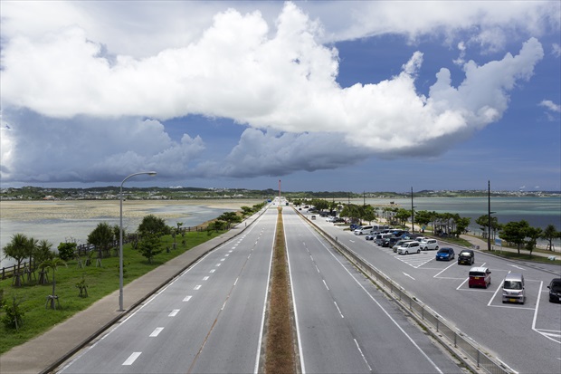 開放感満点な海中道路は沖縄ドライブデートの大定番