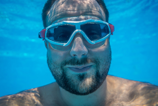 プールの水中で写真に写るひげの男性