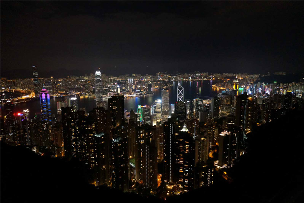 山の頂上から見る香港の夜景