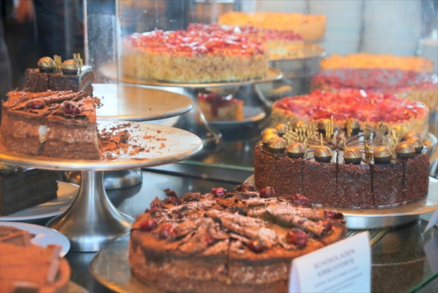 博物館にはカフェもあり、チョコレートケーキも充実　（写真提供：浅井みらのさん）