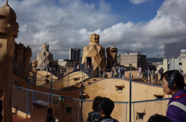 カサ・ミラの屋上では撮影大会。それにしても、こんな建物見たことない……（写真提供：タケムラユウカさん）