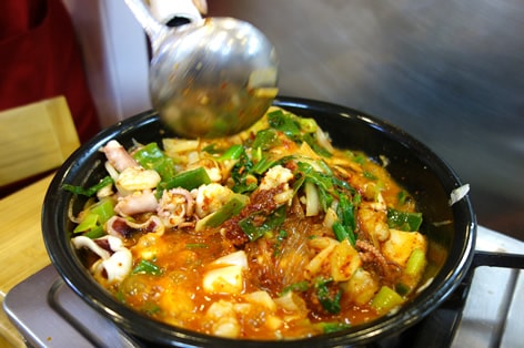 韓国を代表する料理のひとつ「ナッチポックン」。新鮮な手長ダコの海鮮鍋、ぜひ試してみたい！