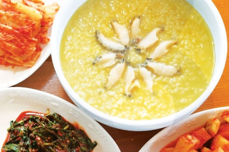 釜山グルメの食べ過ぎ、飲みすぎで胃が疲れた朝は、アワビ粥で朝食を