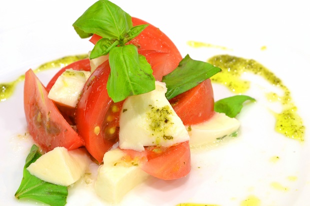 トマト、モッツァレッラチーズ、バジリコを使ったナポリ発祥の「カプレーゼ」