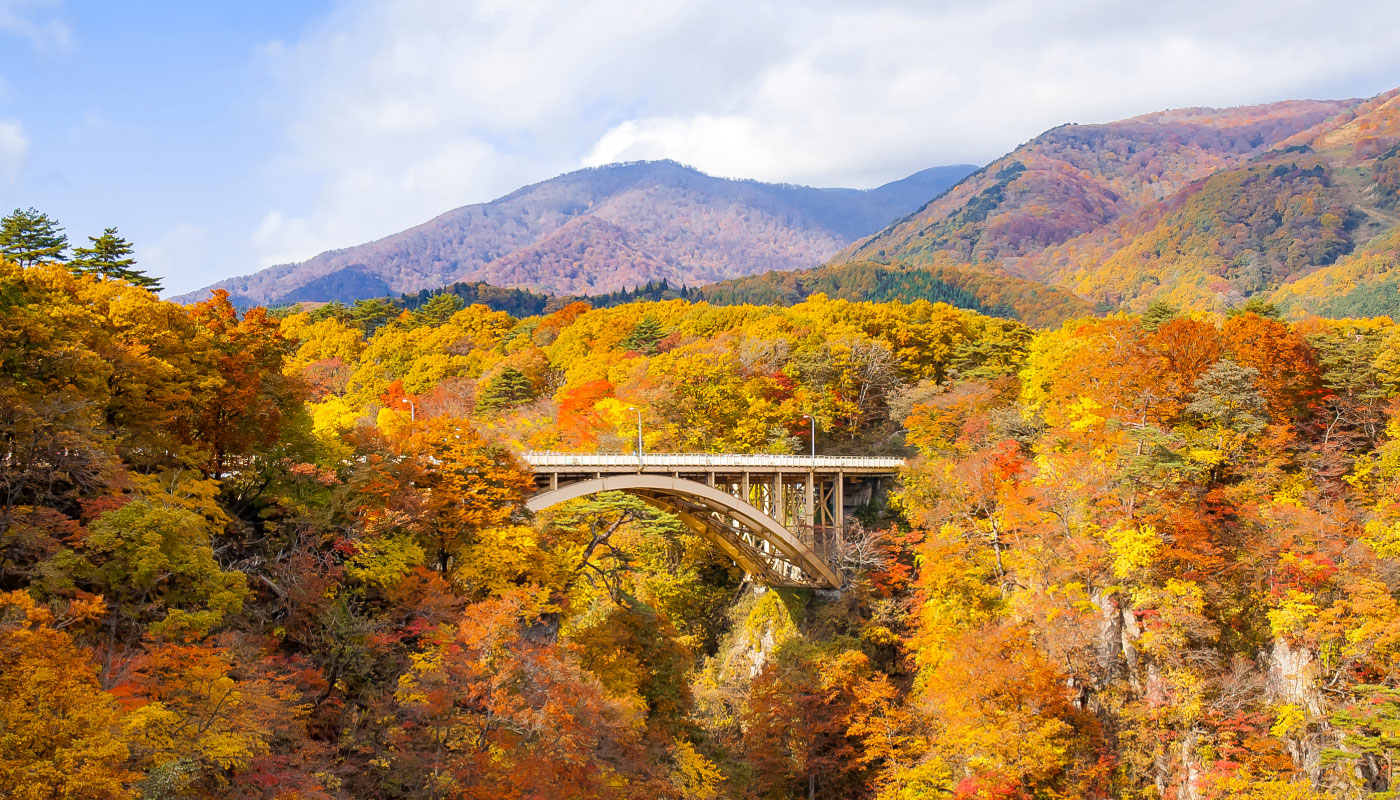 Naruko Gorge's autumn leaves and Ginzan Onsen