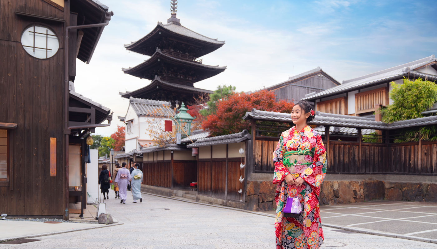 Kyoto Gion Twilight Walking Tour with Kimono Experience