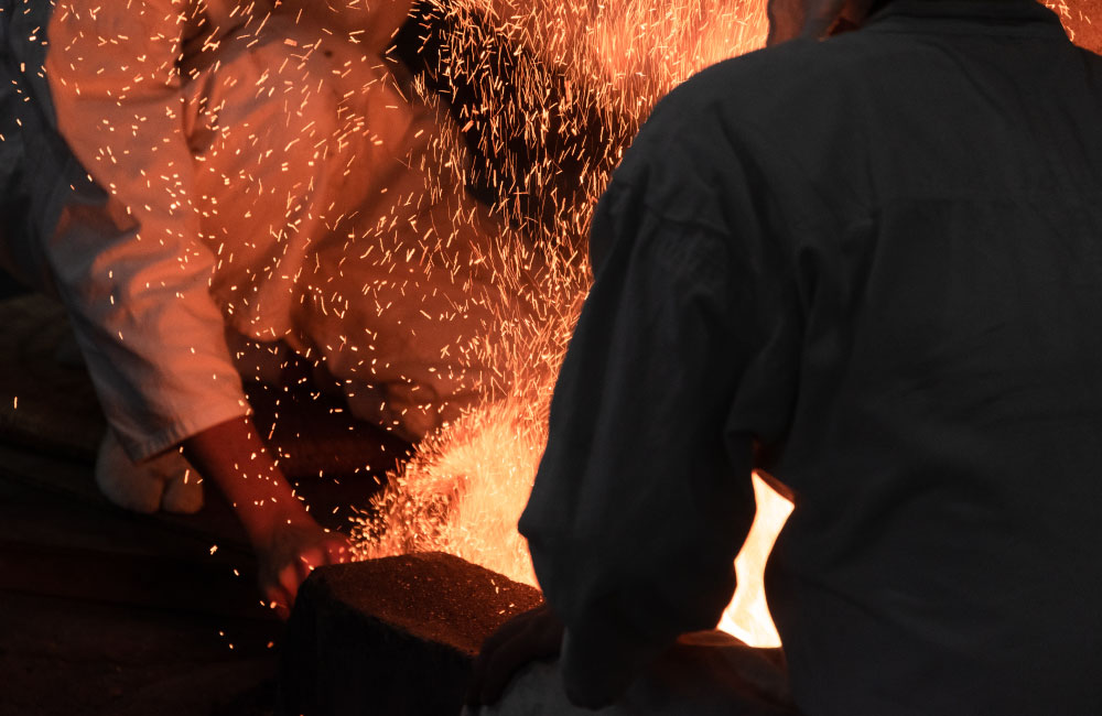 A swordsmith's blacksmith workshop that connects traditional Japanese works