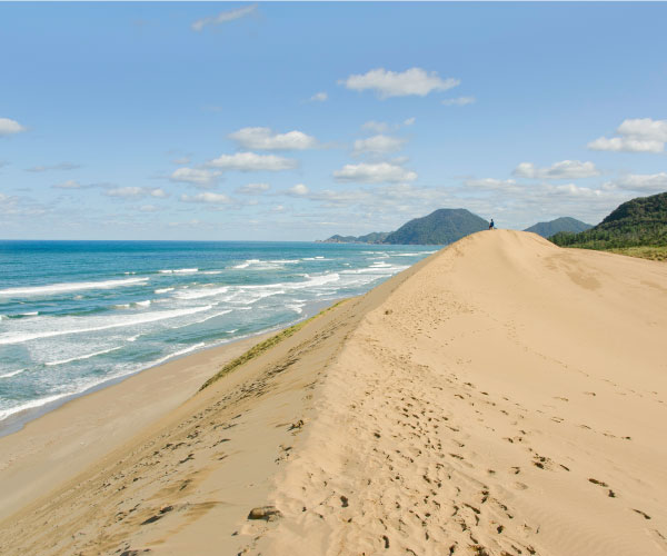 The superb contrast between the Sea of Japan and the Tottori Sand Dunes