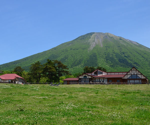 Daisen with the scent of deep green in summer