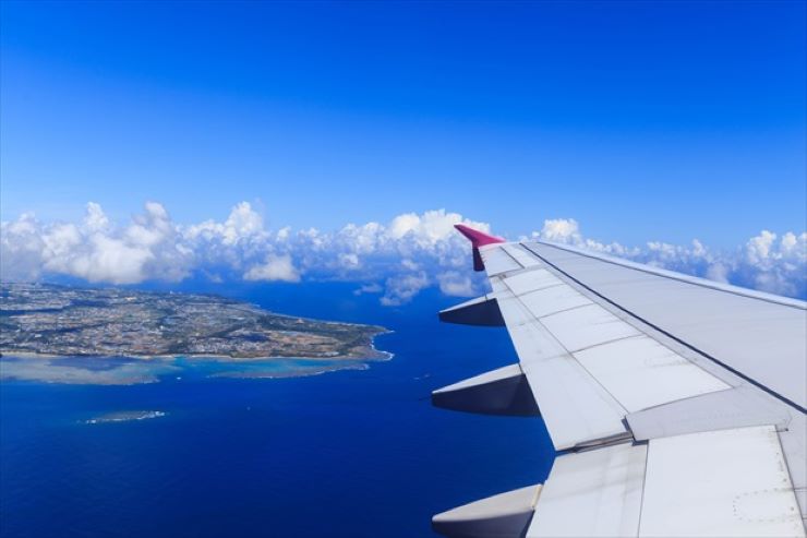 沖縄行の飛行機