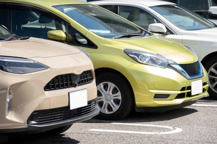 駐車場に止められた自動車