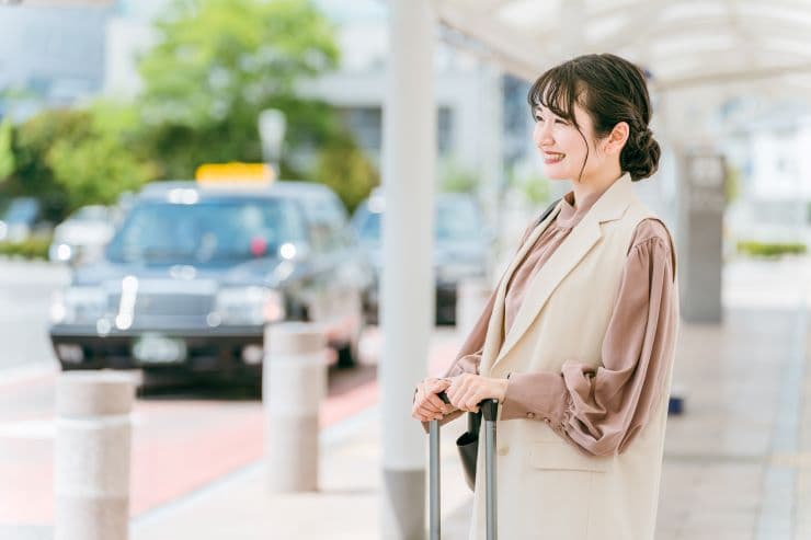 タクシーを待つ女性