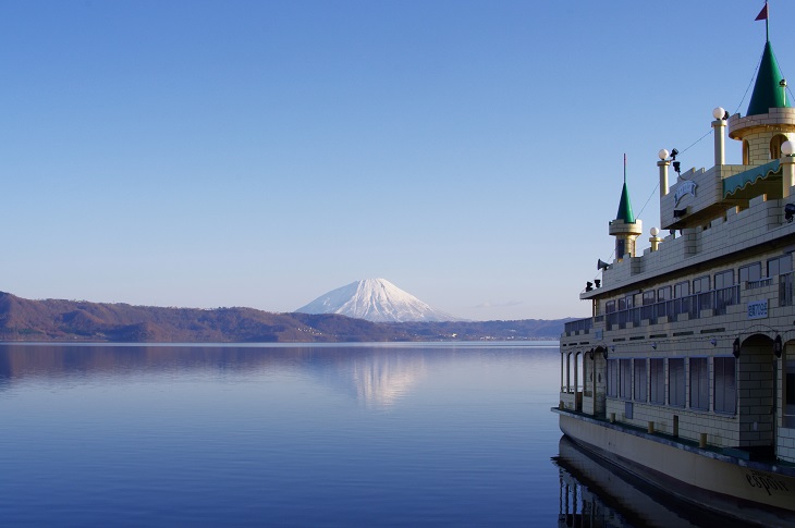 洞爺湖遊覧船「エスポアール」と羊蹄山