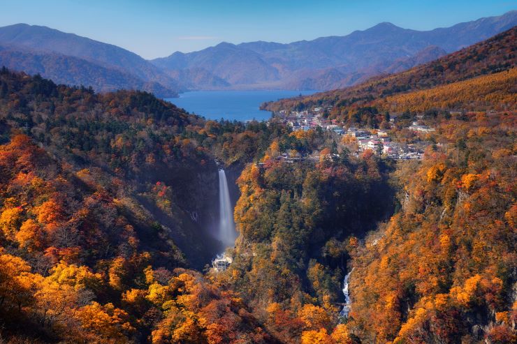 紅葉の中禅寺湖