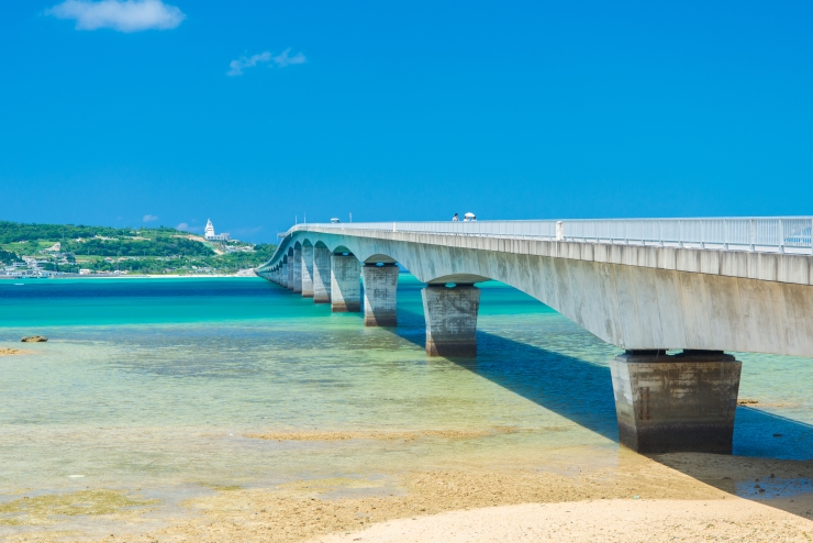 古宇利島と古宇利大橋の絶景を望む屋我地島