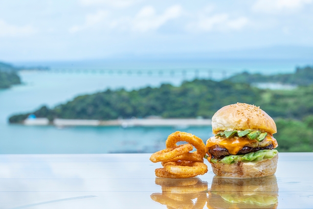 絶景ロケーションを観ながら楽しむNAKIJIN BURGER　提供：DRIVE IN リカリカワルミ