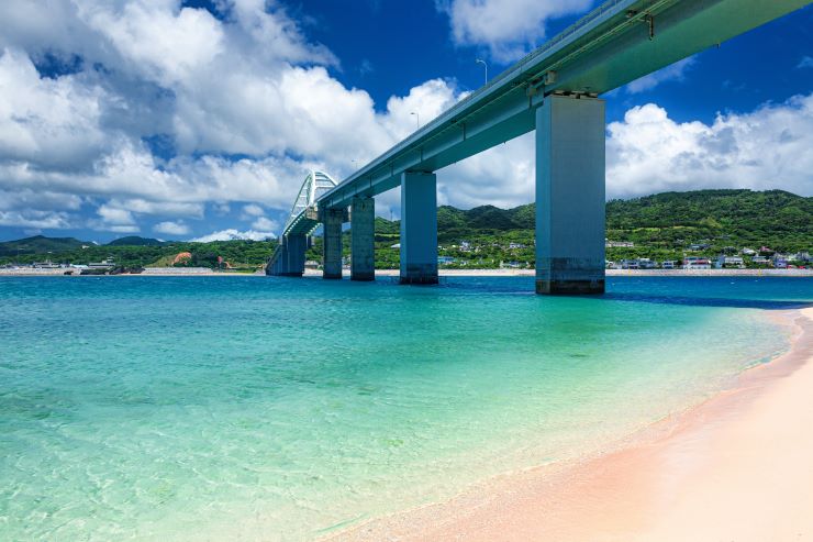 瀬底島の瀬底大橋