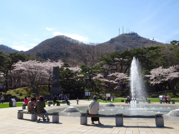 函館公園_中央噴水広場と函館山