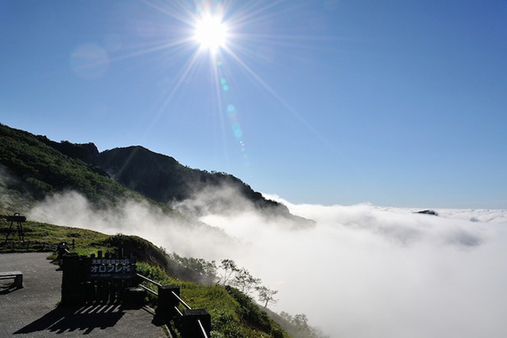 雲海を望むオロフレ峠　提供：登別国際観光コンベンション協会