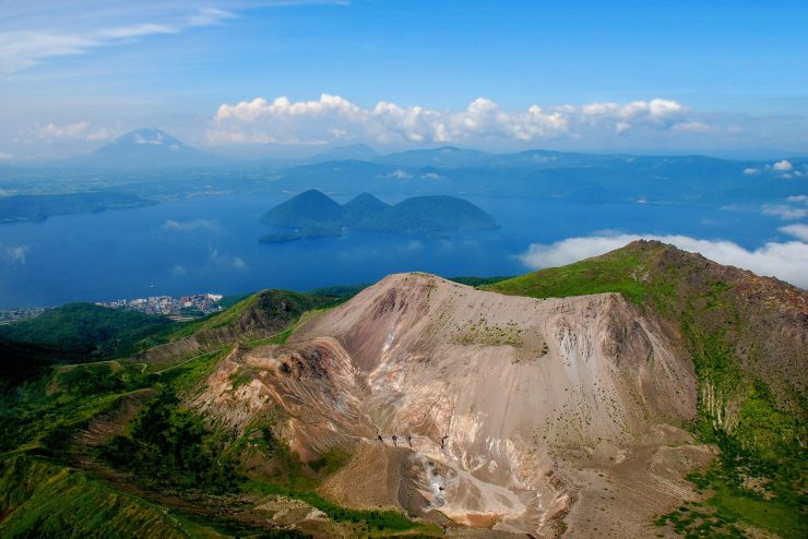 洞爺湖と有珠山空撮　提供：洞爺湖有珠山ジオパーク