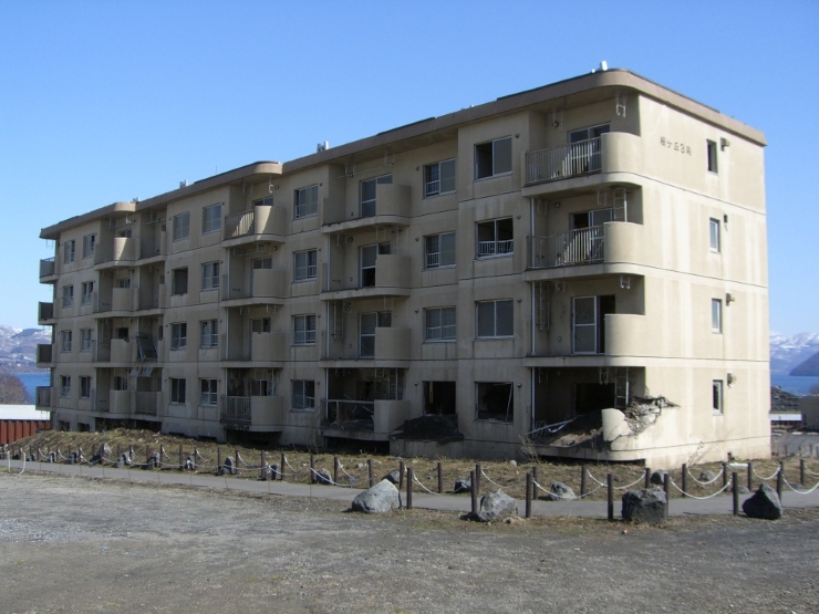 有珠山噴火による熱泥流などで被災した旧虻田町桜ヶ丘団地　写真提供：洞爺湖町