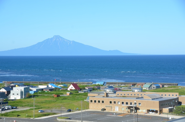 童夢と利尻富士_稚内市提供