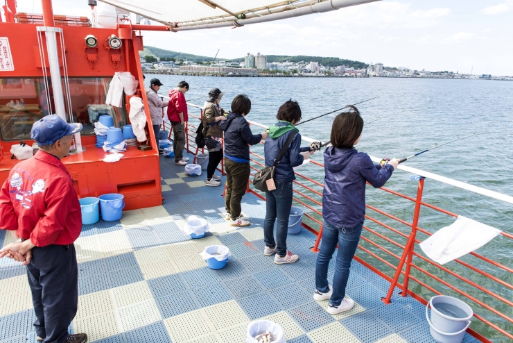 夏の釣りクルーズもあるガリンコ号　提供：紋別観光振興公社