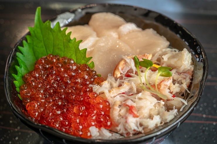 三色丼　※イメージ