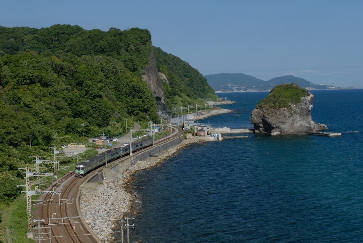 噴火湾沿いを走る函館本線　提供：JR北海道