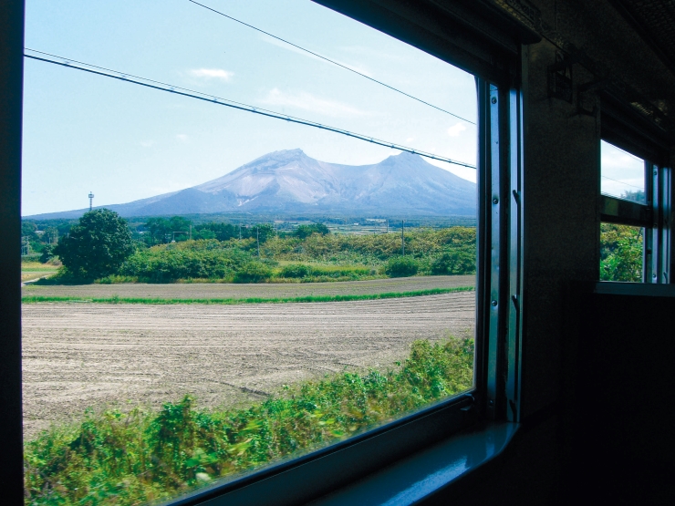 車窓の駒ヶ岳　提供：JR北海道