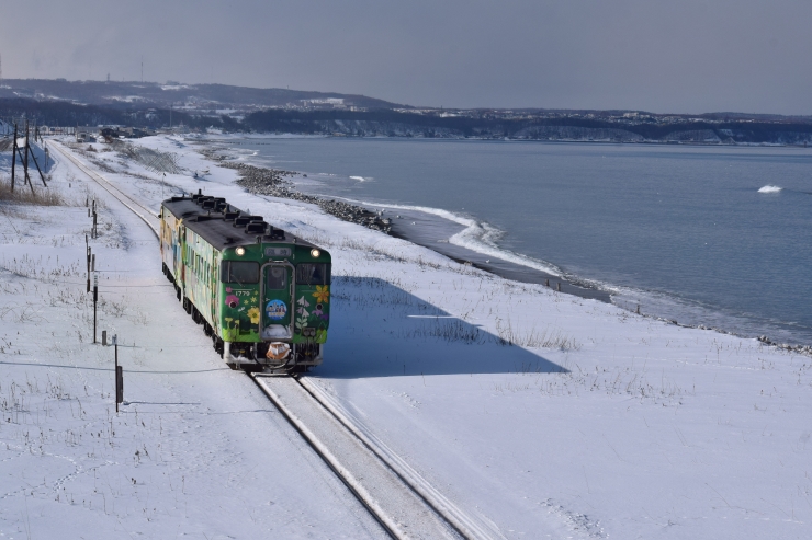 オホーツク海を行く釧網本線　提供：JR北海道