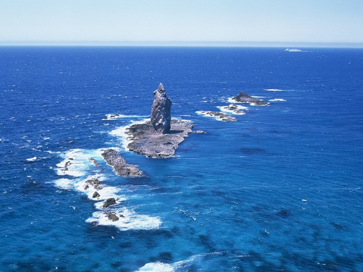 神威岩　提供：北海道観光振興機構