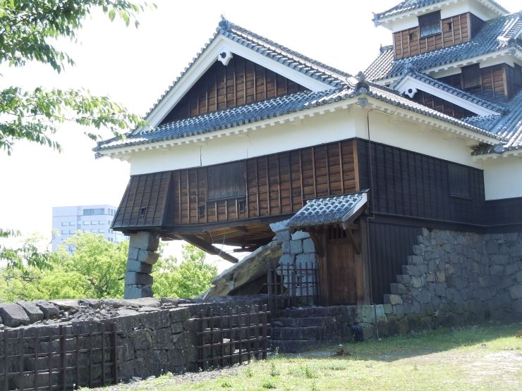 飯田丸五階櫓（地震後）　提供：熊本市