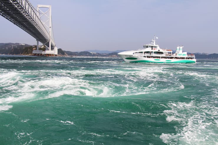 うずしお観潮船　提供：徳島県観光協会