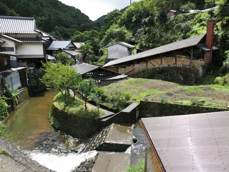 大分県_小鹿田焼の里（川と登り窯の風景）