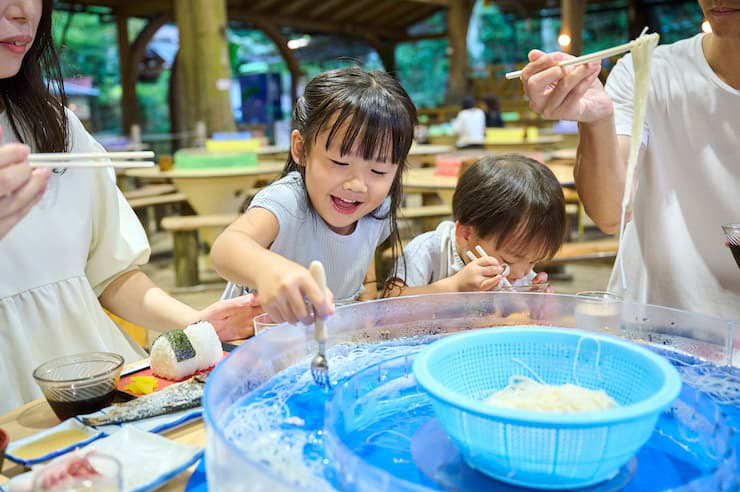 そうめん流し_親子　提供：指宿市観光課