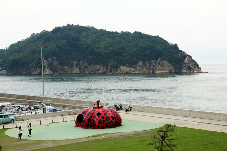 アートの島「直島」赤かぼちゃ