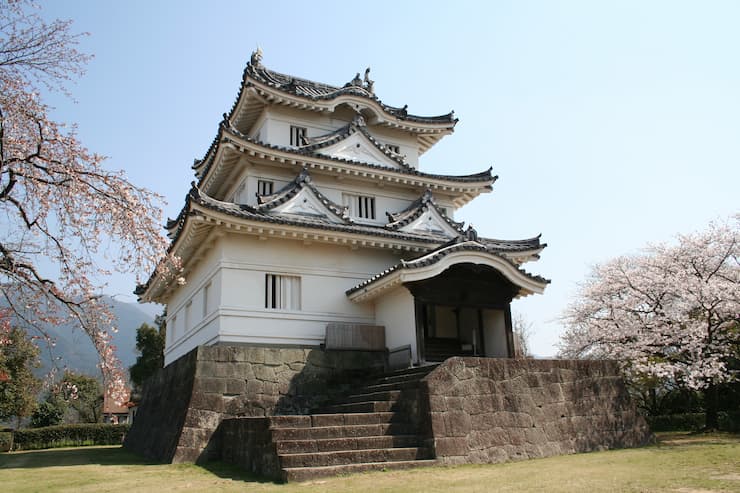 宇和島城と桜