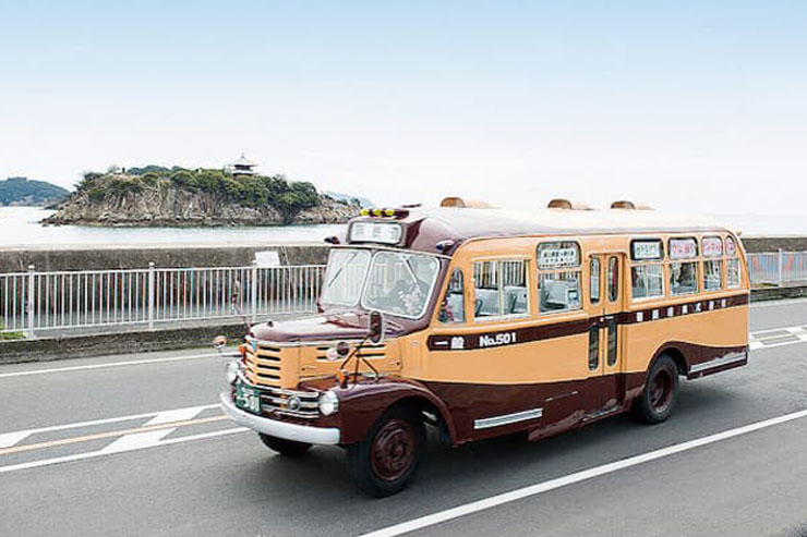 鞆を走るボンネットバス　提供：福山観光コンベンション協会
