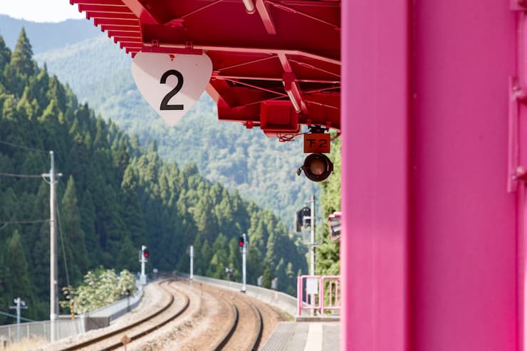 智頭急行智頭線恋山形駅 -恋がかなう駅-