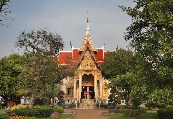 タイ式仏教寺院を訪れる